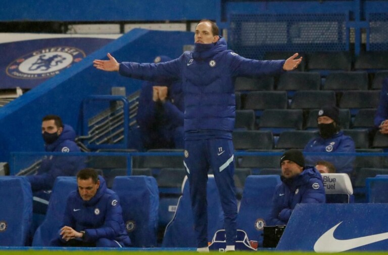 Thomas Tuchel debout dans le stade de Chelsea