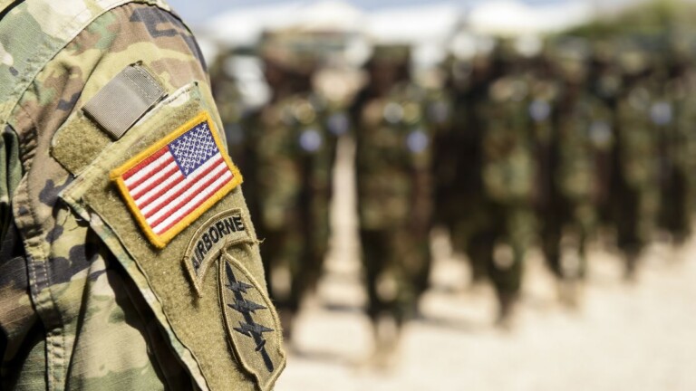 Des soldats de la 101e division aÃ©roportÃ©e de l'armÃ©e amÃ©ricaine dÃ©ployÃ©s avec les forces de l'armÃ©e amÃ©ricaine en Afrique, le 24 mai 2017 Ã  Mogadiscio, en Somalie. (Photo de l'armÃ©e de l'air amÃ©ricaine)