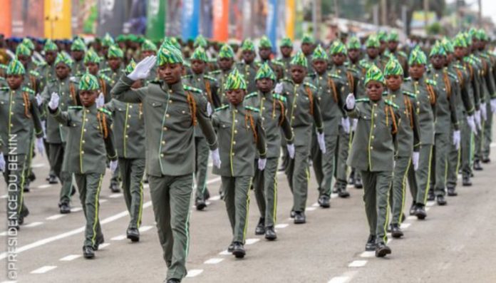 Des Ã©lÃ¨ves militaires d'un dÃ©filÃ© de la fÃªte d'indÃ©pendance du BÃ©nin