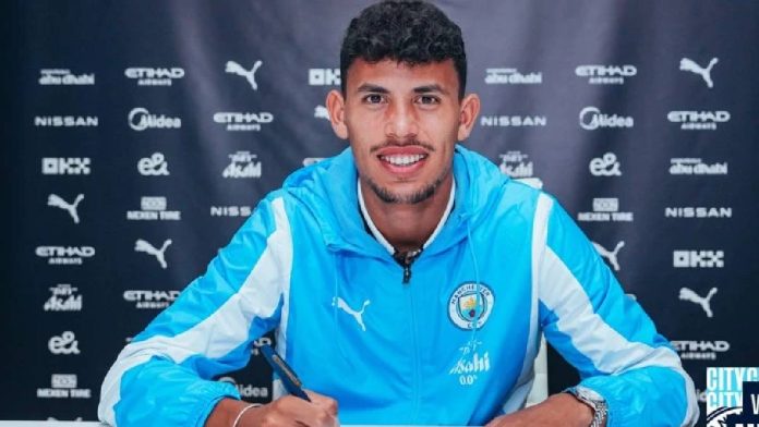 Matheus Nunes, signant son contrat avec Manchester City