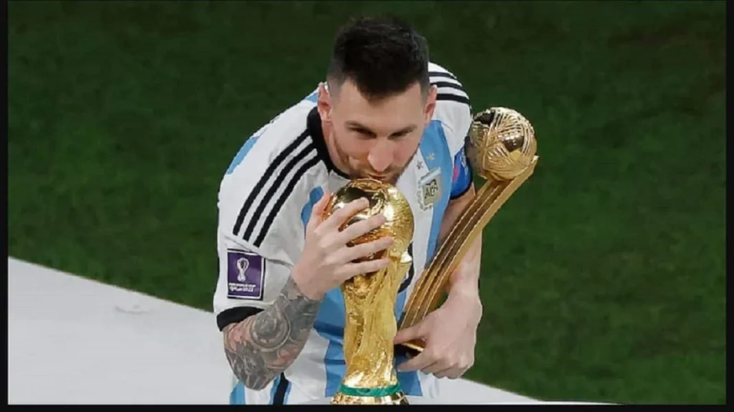 Le joueur par excellence du tournoi, Lionel Messi, embrasse le seul trophÃ©e qui manquait Ã  sa collection.