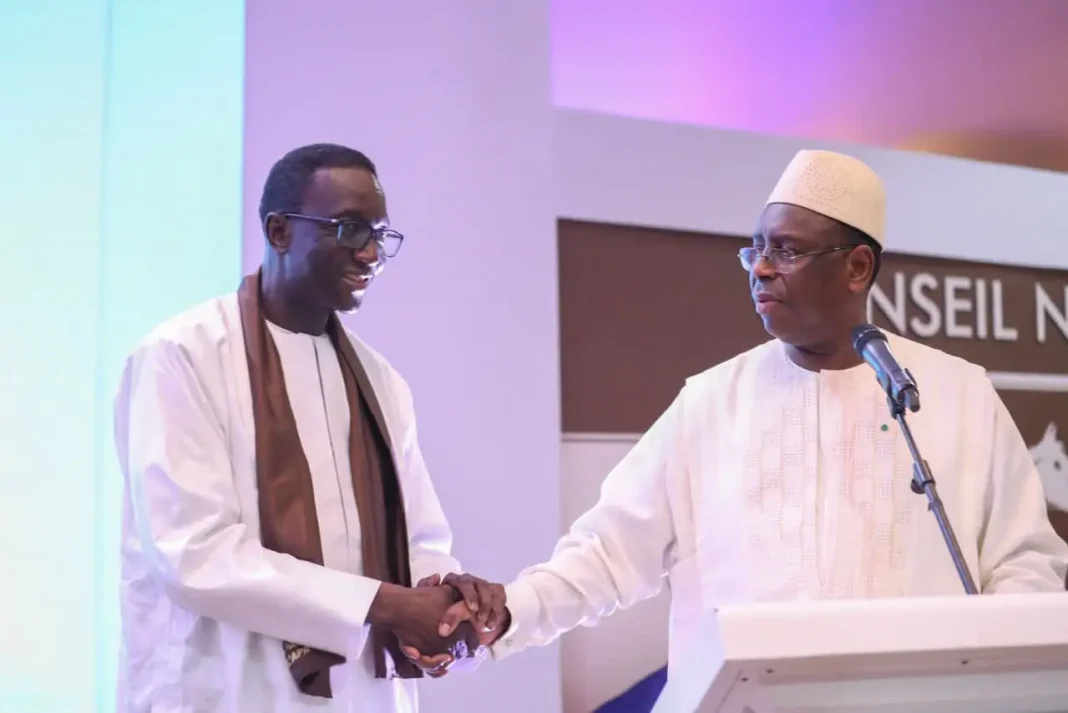 PoignÃ©e de main entre le Premier ministre Amadou Ba et le prÃ©sident Macky Sall