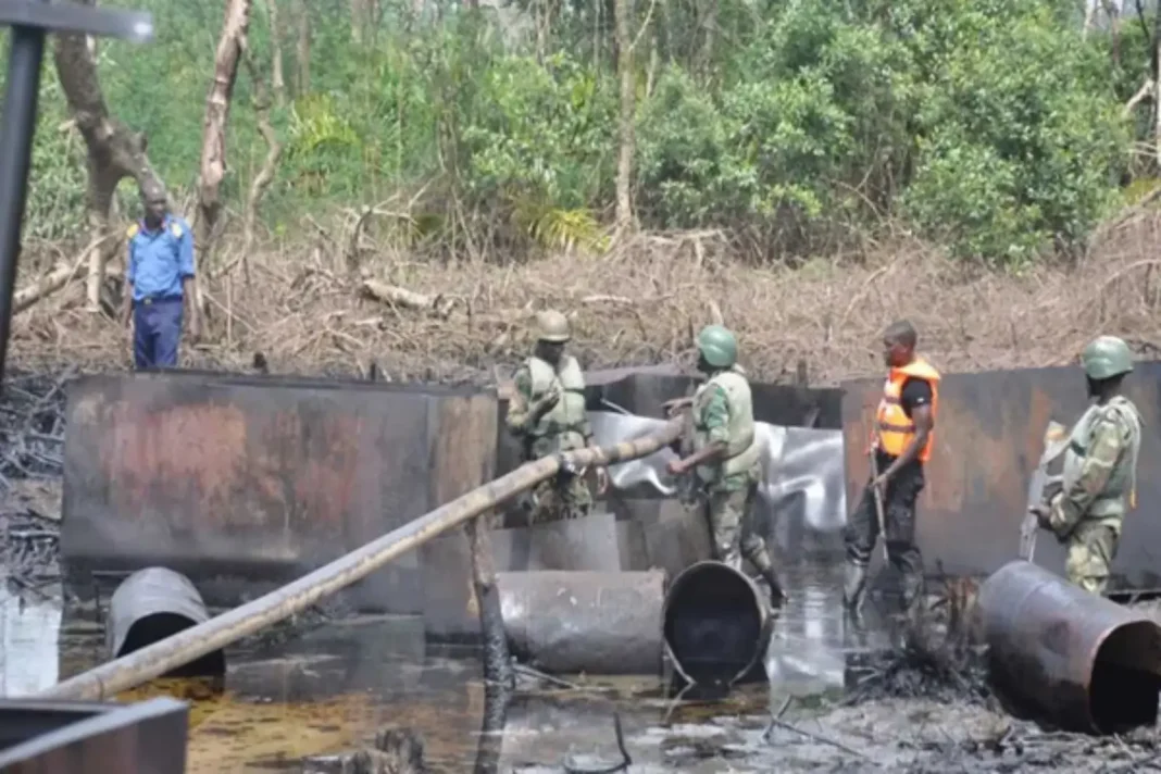 L'armÃ©e nigÃ©riane dÃ©truit des sites illÃ©gaux de raffinage du pÃ©trole