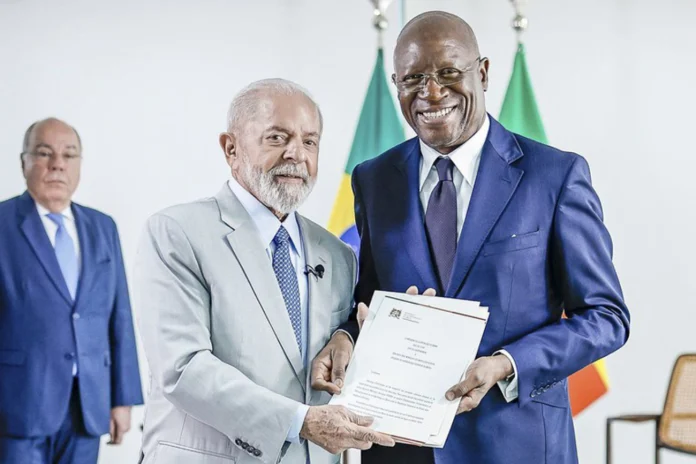 Le prÃ©sident Lula et l'ambassadeur du BÃ©nin, Boniface Vignon. Photo : Ricardo Stuckert / PR PrÃ©sidence de la RÃ©publique du BrÃ©sil.