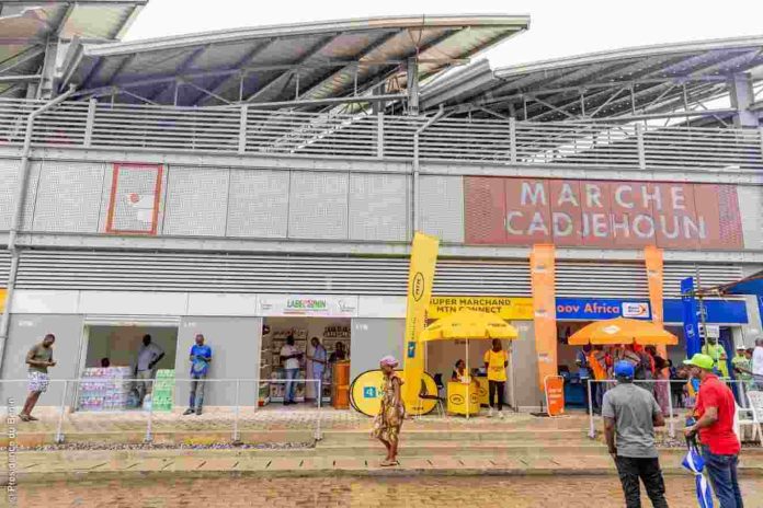 Le marcheÌ urbain de CadjeÌ€houn