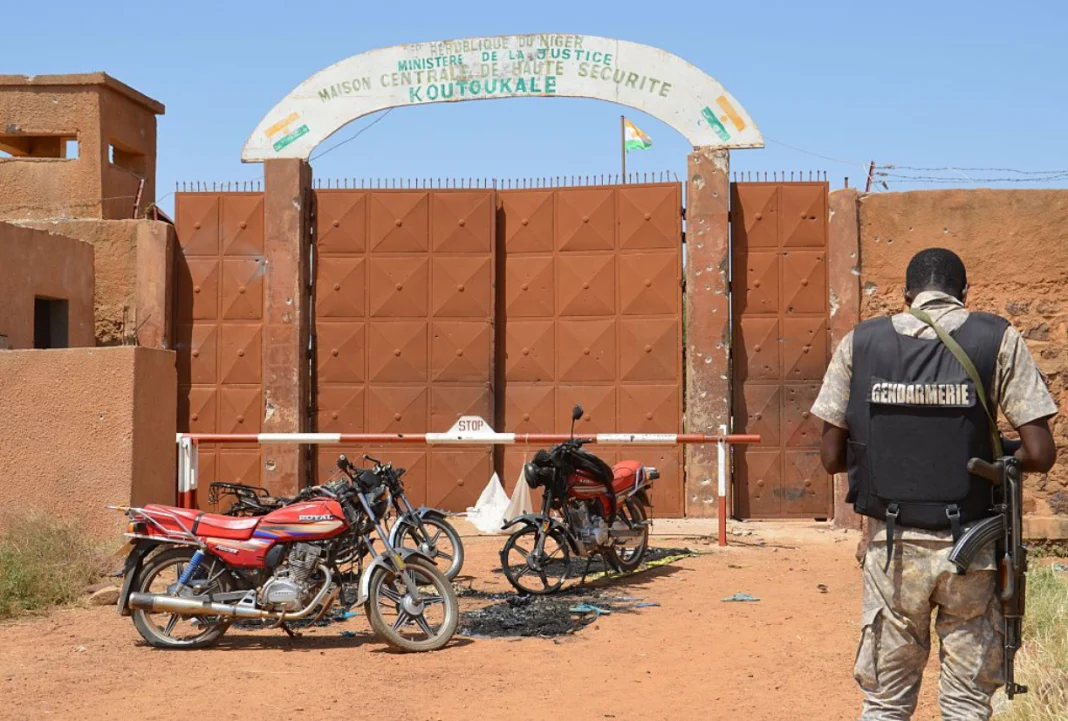 Un gendarme nigÃ©rien se tient prÃ¨s des motocyclettes calcinÃ©es utilisÃ©es par les assaillants, devant la prison de Koutoukale, prÃ¨s de Niamey, suite Ã  une attaque le 17 octobre 2016.