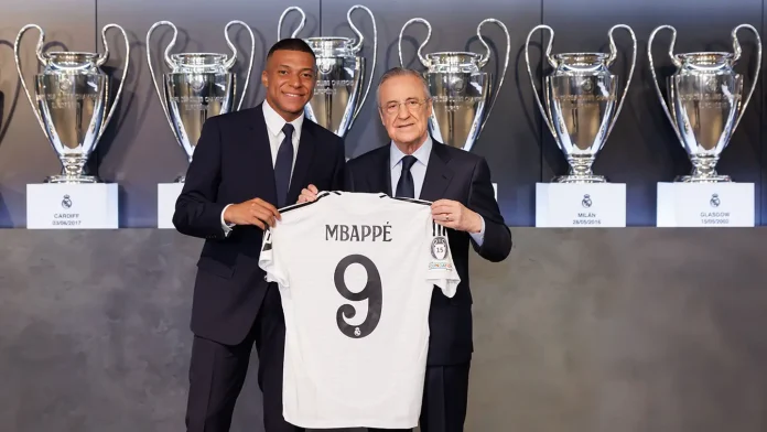 Kylian MbappÃ© et Florentino Perez avec le maillot du Real Madrid