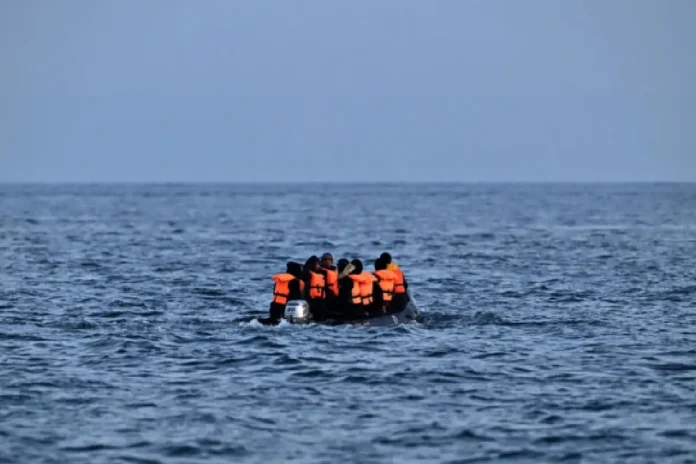 Des migrants clandestins en pleine mer. Photo AFP