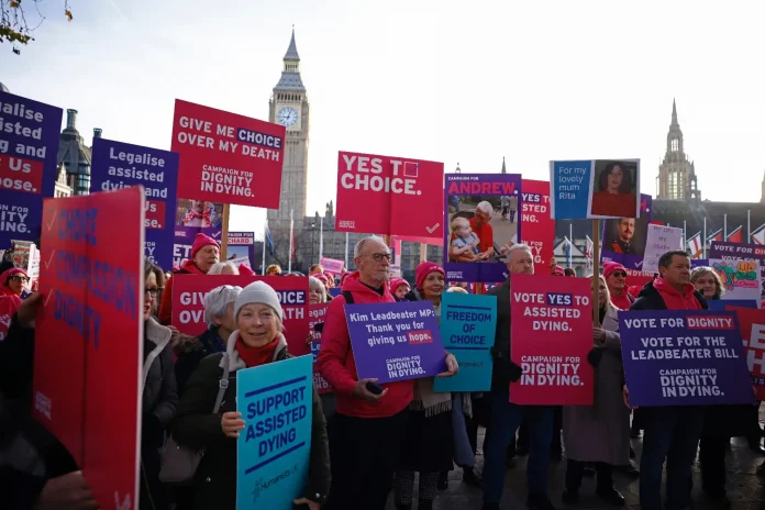 Des militants soutenant le projet de loi sur l'aide Ã  mourir manifestent devant le Palais de Westminster, le 29 novembre 2024 Ã  Londres PHOTO AFP _ BENJAMIN CREMEL