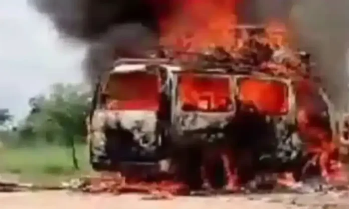 Un mini bus en feu